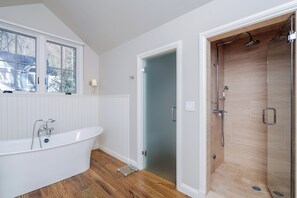 Kombinert dusj/badekar, hårføner og håndklær