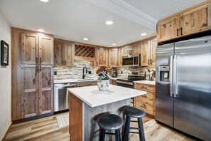Fridge, microwave, oven, stovetop - Most Popular Location in the Heart of Breck! Views, Garage Parking TE502 (Breckenridge)