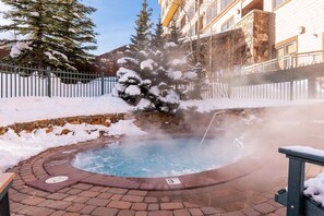 Outdoor spa tub - ✲ Ski In / Ski Out | Zephyr Mountain Lodge 2413 | Updated Condo | Views of Divide (Winter Park)