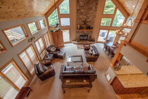 電視、壁爐、DVD 播放機、音響