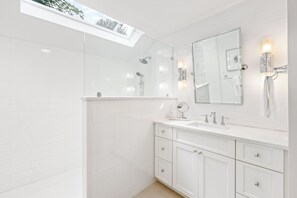 Ensemble douche/baignoire, sèche-cheveux, serviettes fournies