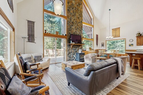 Ski home with mountain views & private hot tub - plus an additional apartment