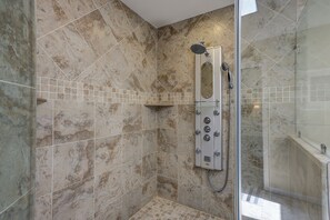 Douche, séchoir à cheveux, serviettes fournies