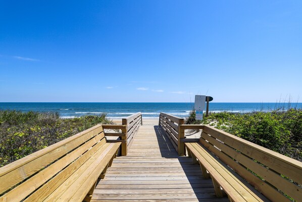 Beach nearby - OCEANSIDE: 600 feet from beach! Pet Friendly! Hot Tub! 400 ft to community pool! (Corolla)