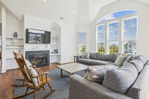 TV, DVD player - OCEANSIDE: 600 feet from beach! Pet Friendly! Hot Tub! 400 ft to community pool! (Corolla)