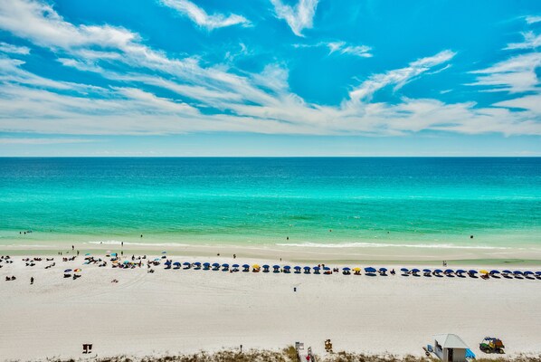 On the beach - Beachfront Gulf View Condo-Pool-Season Beach Serv. (Destin)