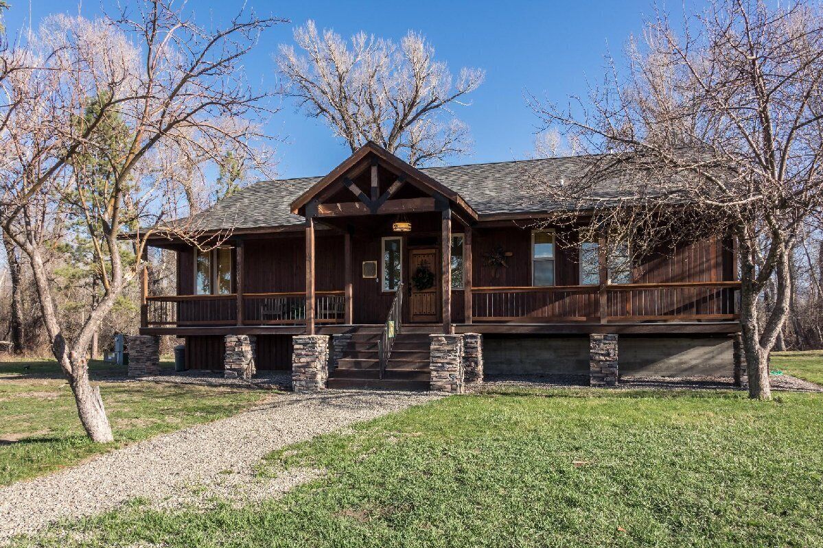 Shields Riverbend Ranch - North of Livingston on the Shields River with views