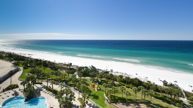 A resort with a pool, beach, and ocean view. - Spacious end condo w/large balcony & 3 beds, 3 baths! 🌴 (Destin)