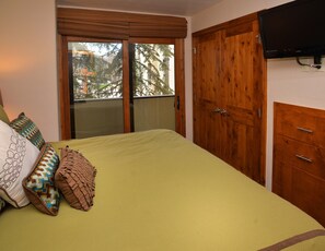 2 bedrooms, desk, iron/ironing board, WiFi