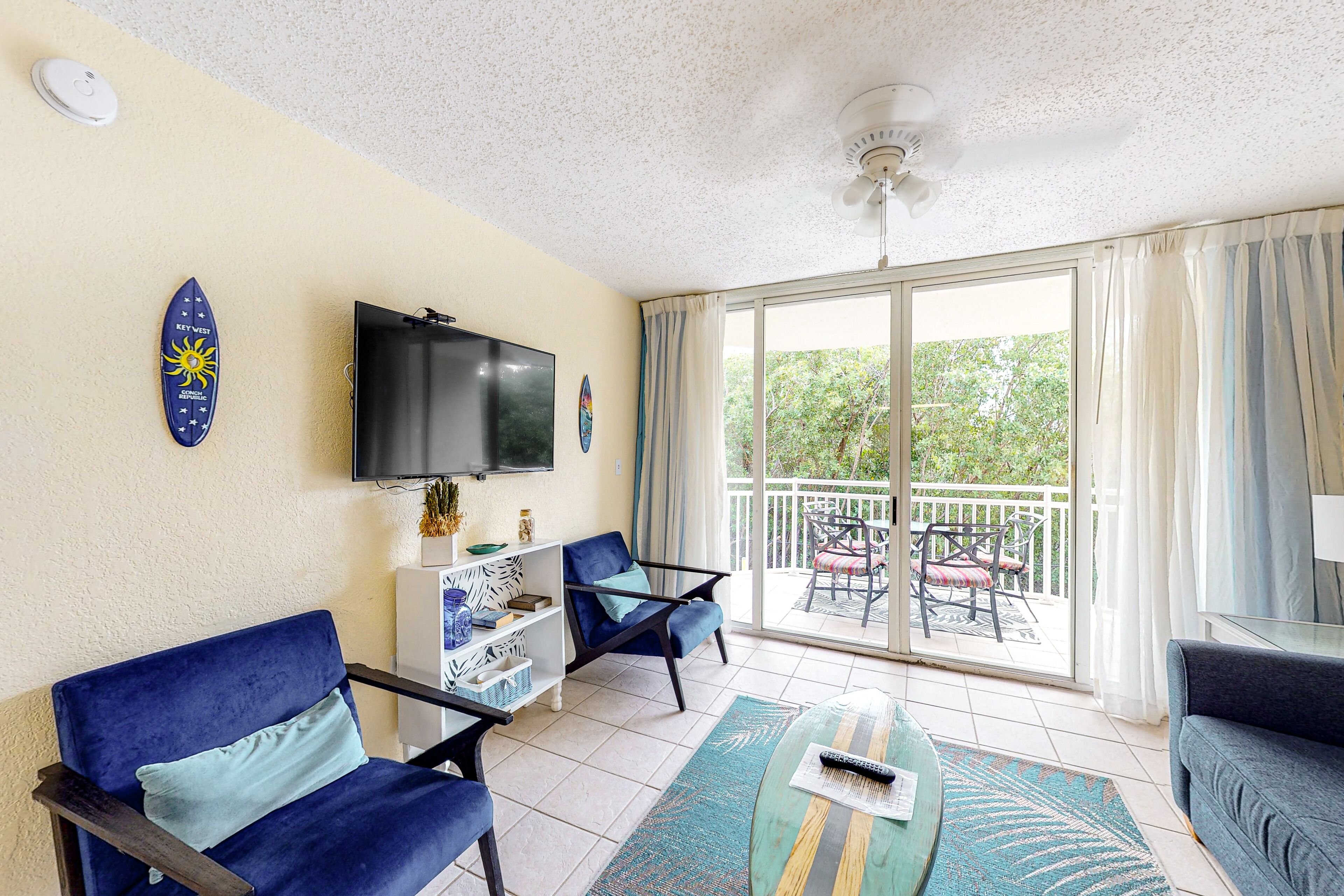 Updated Corner Condo with Pool, Hot Tub, WiFi, Covered Parking - Dogs OK
