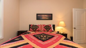 4 عدّة غرف نوم وخدمة الإنترنت وملاءات أسرّة