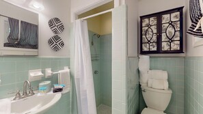 Combined shower/tub, hair dryer, towels