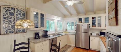 ثلاجة، ميكروويف، فرن، موقد طهي مسطح