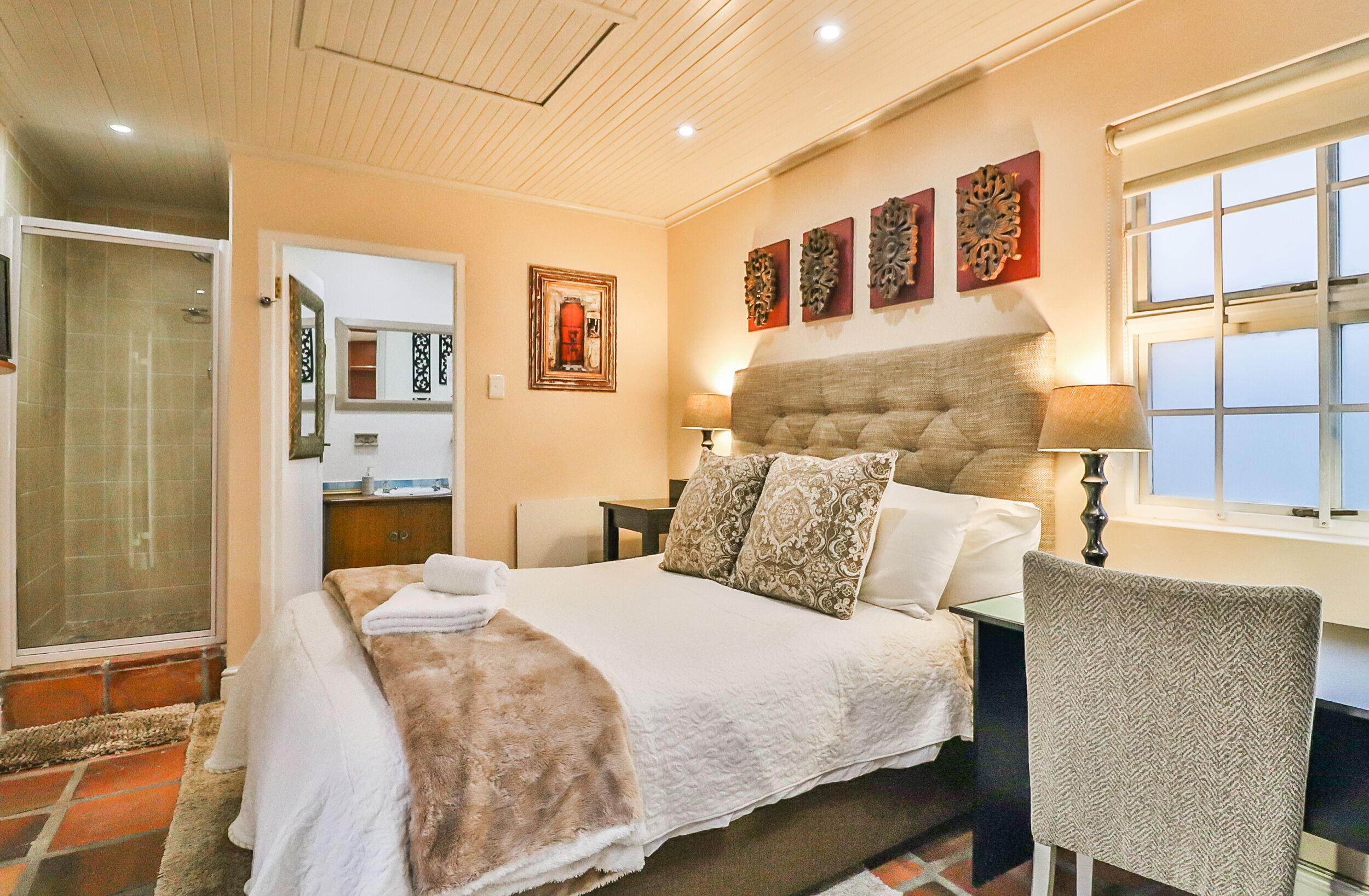 Ropa de cama de alta calidad, cubrecamas y minibar 