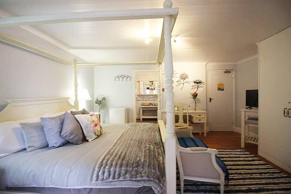 Royal Room | Premium bedding, down comforters, minibar, in-room safe