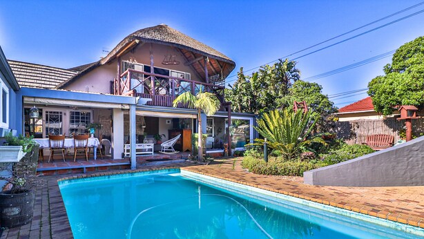 A house with a swimming pool, a covered patio, and a large garden. - Inn Style Guesthouse (Cape Town)
