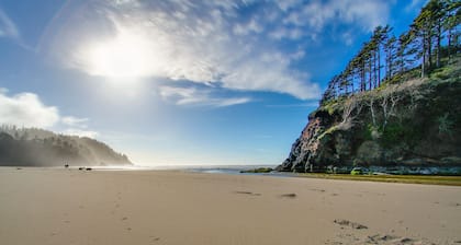Charming, dog-friendly cabin with WiFi - steps from beach & two blocks from golf