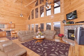 Ein geräumiges Holzhaus-Interieur mit Wohnbereich, Essbereich und Küche.