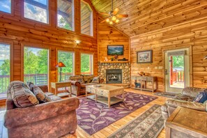 Smart TV, fireplace, video games, DVD player - Redneck Ritz: Where Rustic Meets Ritzy in the Smokies! (GATLINBURG)