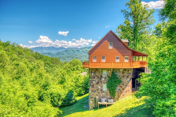 Exterior - Redneck Ritz: Where Rustic Meets Ritzy in the Smokies! (GATLINBURG)