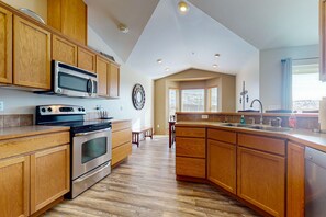 Réfrigérateur, four à micro-ondes, un four, surface de cuisson