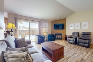 Téléviseur, foyer, lecteur de DVD, livres