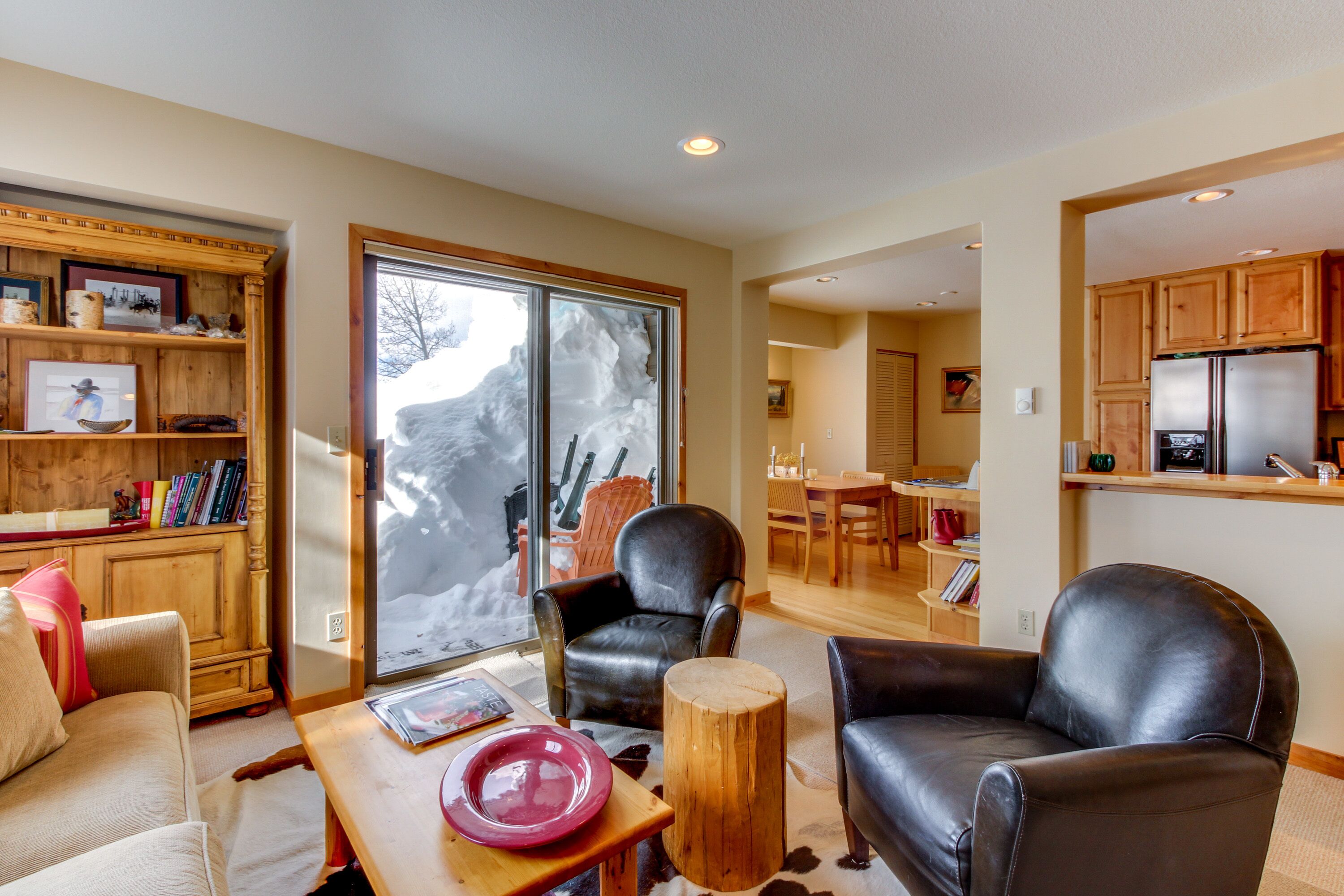 TV, peis, DVD-spiller og bøker