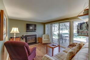 Téléviseur à écran plat, foyer, lecteur de DVD, livres