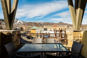 Outdoor dining - Bright and Airy Mountain Townhome. Walk to Shops, Dining, Trails + Hot Tub (Park City)