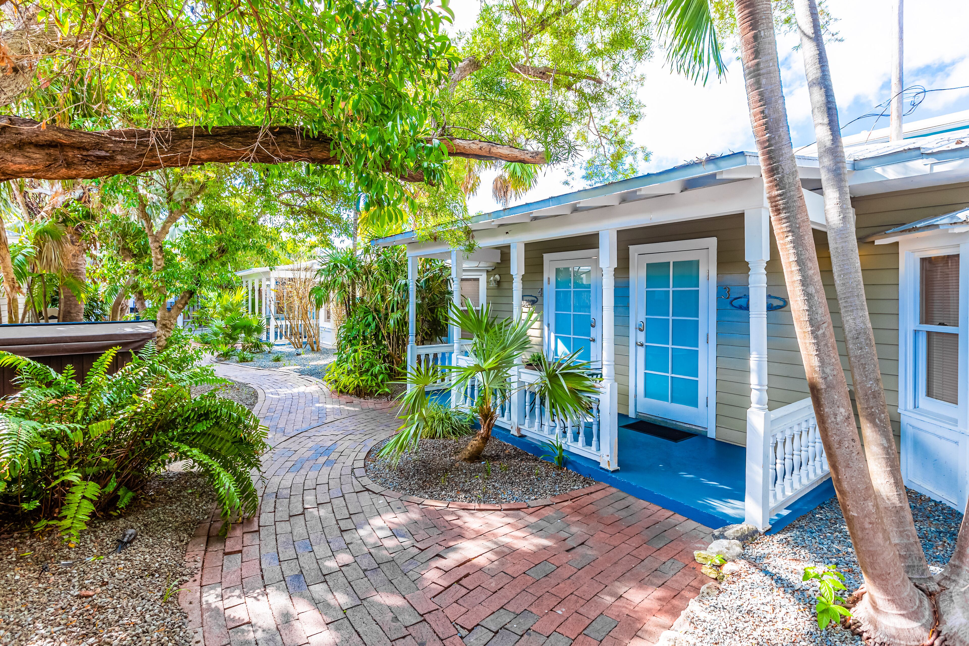 Dog-friendly suite with hot tubs, central AC & patio