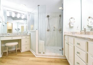 Combined shower/tub, hair dryer, towels
