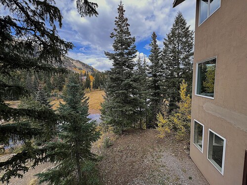 Spacious 7BR Lakeside Ski Lodge, Hot Tub, Game Room