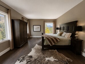7 bedrooms, iron/ironing board, travel crib, free WiFi - Spacious 7BR Lakeside Ski Lodge, Hot Tub, Game Room (Durango)