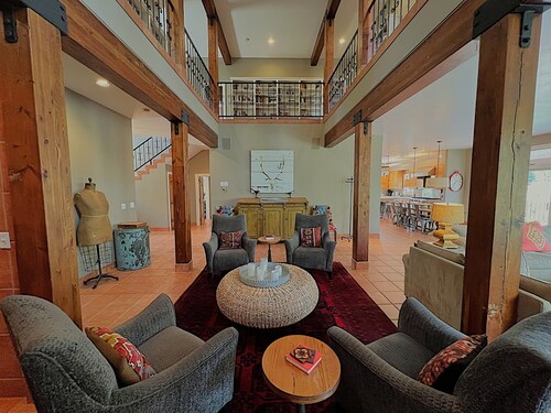 Spacious 7BR Lakeside Ski Lodge, Hot Tub, Game Room