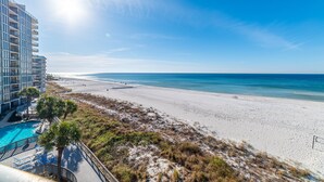 Ein Hotel direkt am Strand mit Pool, Zugang zum Strand und Meerblick.