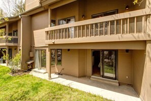 Exterior detail - Abode on Doe Pass, pool, Deer Valley retreat (Park City)