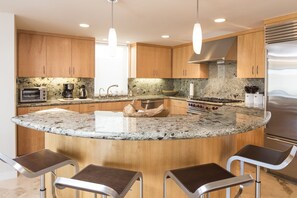 Een koelkast, een microgolfoven, een vaatwasser