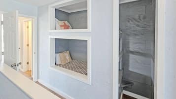 2 bedrooms, iron/ironing board, Internet, bed sheets