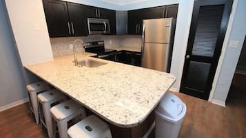 Kylskåp, mikrovågsugn, ugn och spishäll