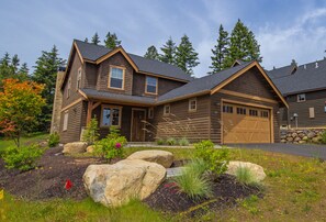 Exterior - Relax in LUXURY! *Fantastic Discounts* Centrally located in the Resort! (Cle Elum)