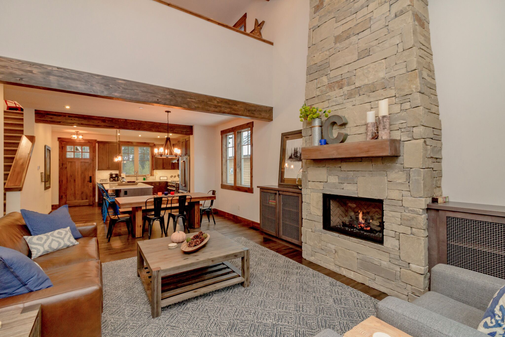 Télévision, cheminée, lecteur de DVD