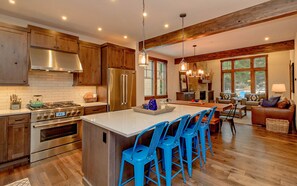 Fridge, microwave, oven, stovetop - Relax in LUXURY! *Fantastic Discounts* Centrally located in the Resort! (Cle Elum)