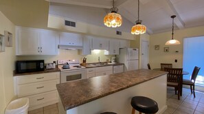 Fridge, microwave, oven, stovetop - Sea Cottage Apartment  1 bedroom, 1 bathroom (Jekyll Island)