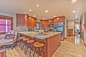 Jääkaappi, mikroaaltouuni, uuni, liesi