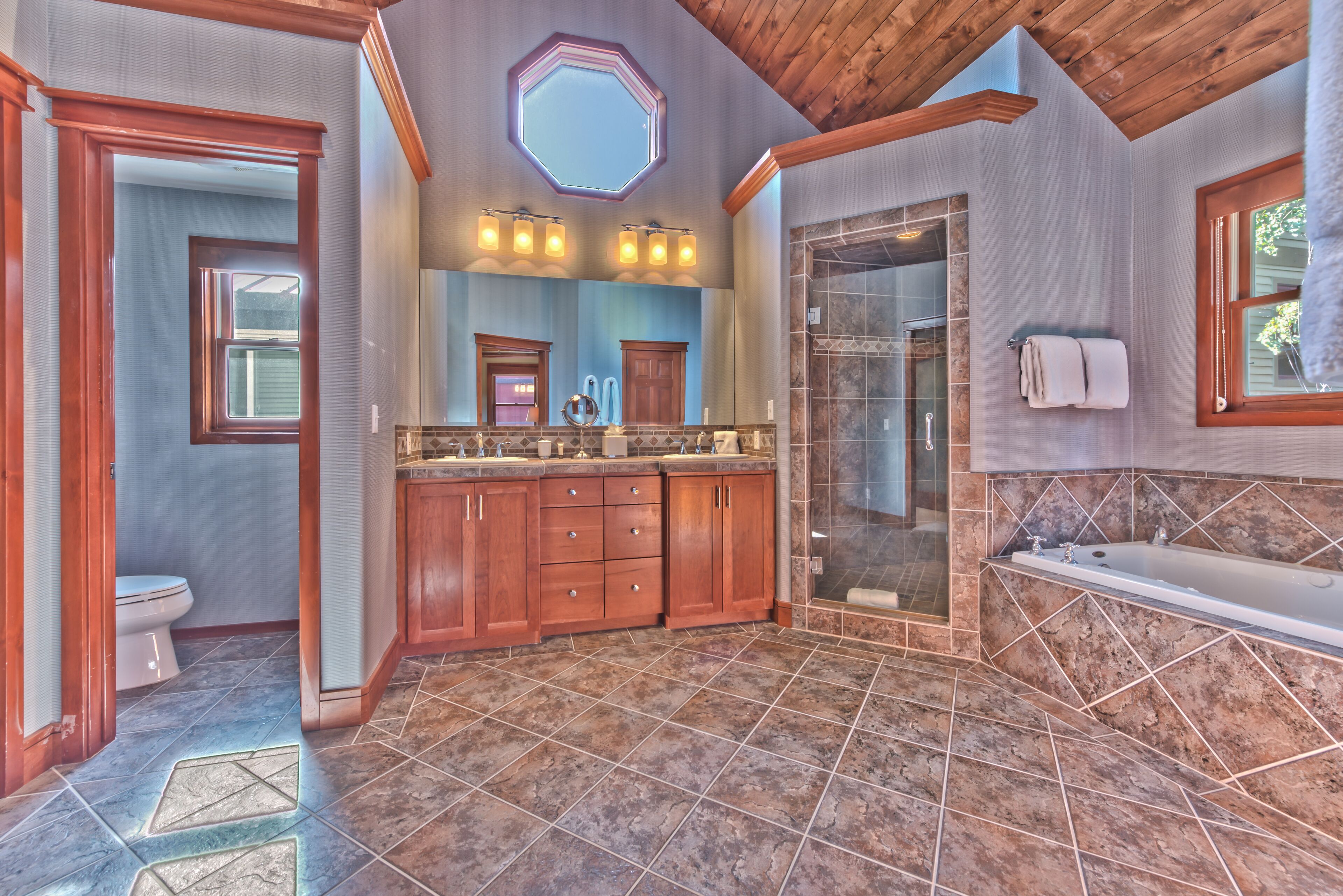 Combined shower/bathtub, jetted bath, hair dryer, towels