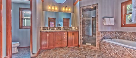 Combined shower/bathtub, jetted bath, hair dryer, towels