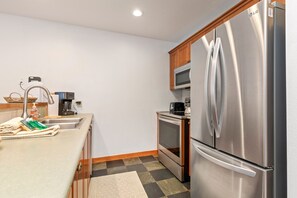 Een koelkast, een microgolfoven, een oven, een kookplaat