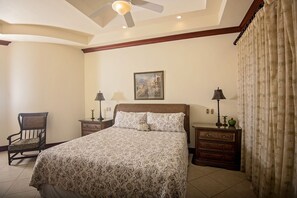 3 makuuhuonetta, silitysrauta/-lauta, ilmainen Wi-Fi, vuodevaatteet