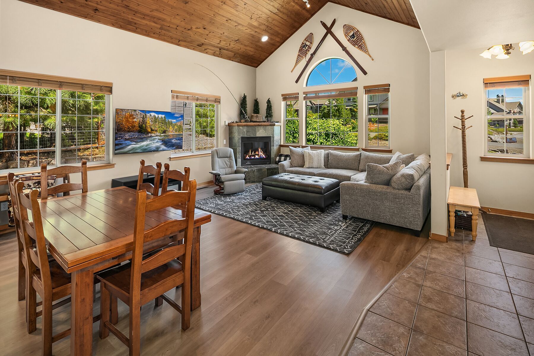 Smart TV, chimenea, reproductor de DVD, futbolito