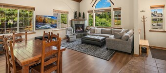 Exceptional Cabin in Roslyn Ridge! Private Pickleball Court and Hot Tub